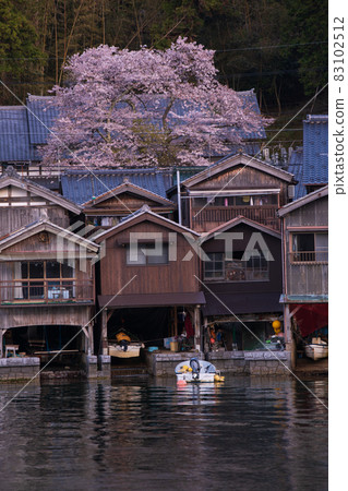 Those taken at the shipyard in Ine-cho, Kyoto prefecture during the daytime Those taken at the shipyard in Ine-cho, Kyoto prefecture during the daytime 83102512
