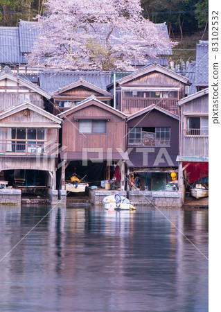 Those taken at the shipyard in Ine-cho, Kyoto prefecture during the daytime 83102532
