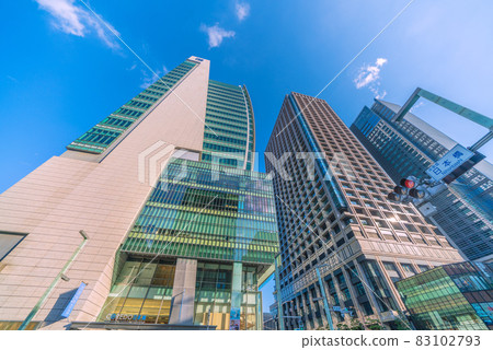 日本東京城市景觀:從日本橋的十字路口可以看到與日本橋站相連的 Coredo Nihonbashi 和東京日本橋塔 日本東京城市景觀:從日本橋的十字路口可以看到與日本橋站相連的 Coredo Nihonbashi 和東京日本橋塔 83102793