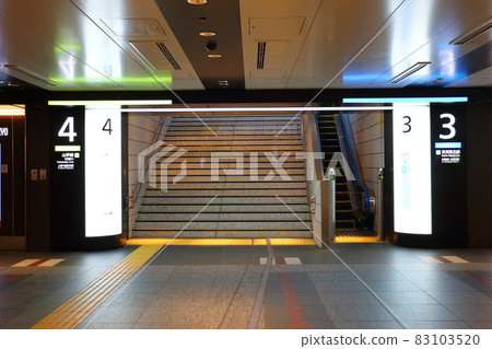 Tokyo Station Keihin Tohoku Line Yamanote Line Lines 3 and 4 Home Marunouchi, Chiyoda-ku, Tokyo Tokyo Station Keihin Tohoku Line Yamanote Line Lines 3 and 4 Home Marunouchi, Chiyoda-ku, Tokyo 83103520
