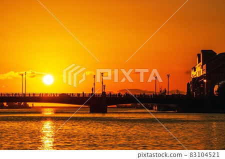 Evening scenery of Buddhist Bridge 83104521