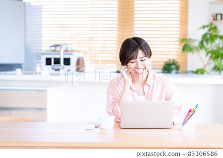 Young woman learning online in the living room Young woman learning online in the living room 83106586
