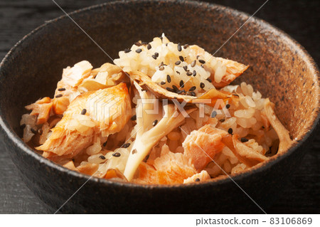 Rice cooked with grilled salmon and Maitake mushrooms 83106869