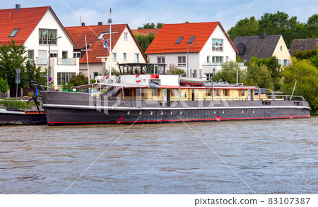 Regensburg. View of the old city embankment along the Danube. 83107387