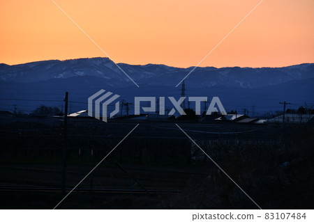 變得生動的黃昏和夜晚的街景 變得生動的黃昏和夜晚的街景 83107484