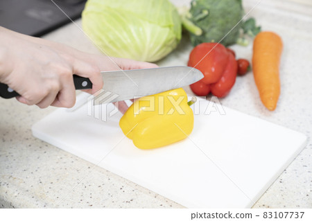 Hands of a woman cooking in the kitchen 83107737