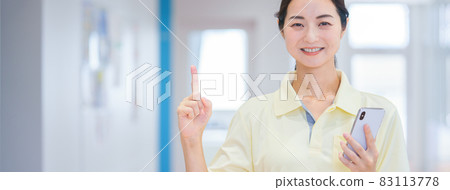 護理人員用智能手機指著照片合作:中央技術學校附屬日本語學校 護理人員用智能手機指著照片合作:中央技術學校附屬日本語學校 83113778