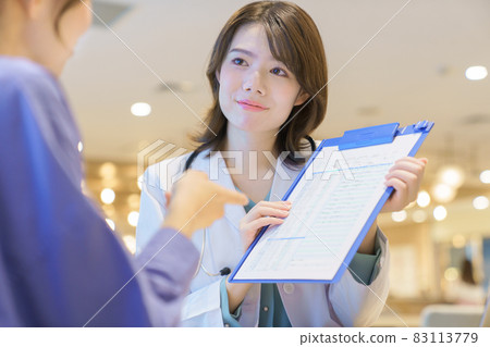 接受工業醫生治療的年輕女性 83113779
