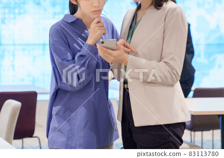 看智能手機的年輕工程師女人 83113780