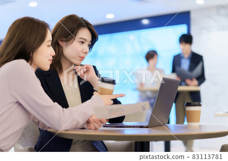 開會議的年輕女子 83113781