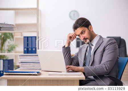 Young male employee working in the office Young male employee working in the office 83113929