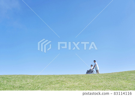 年長照顧者和坐輪椅的老人 83114116