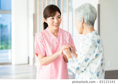 護理高級女醫院幫助護老者 83115143