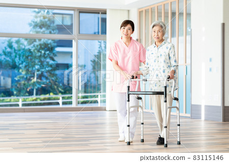 護理高級女醫院幫助護老者 83115146