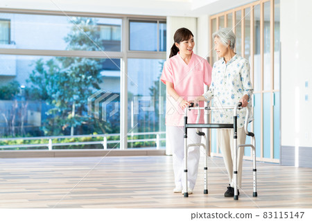 護理高級女醫院幫助護老者 83115147