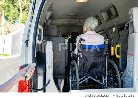 Care senior woman hospital helper carer 83115182