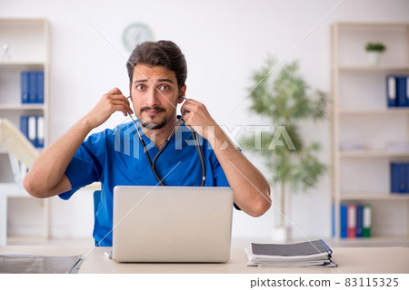 Young male doctor working in the clinic 83115325