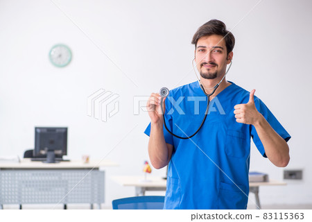 Young male doctor working in the clinic 83115363