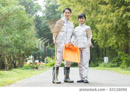 Staff to maintain the flowerbed 83116098