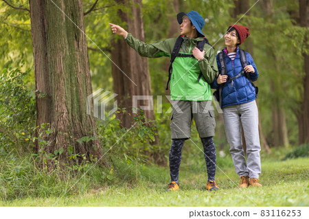 享受遠足的年輕男女 83116253