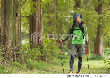 享受遠足的年輕人 83116386