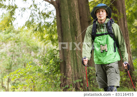 享受遠足的年輕人 享受遠足的年輕人 83116455