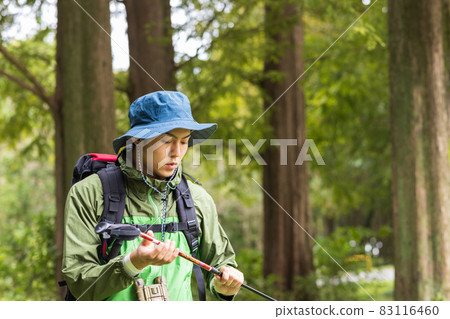 享受遠足的年輕人 享受遠足的年輕人 83116460