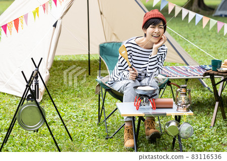 享受露營的年輕女人 83116536