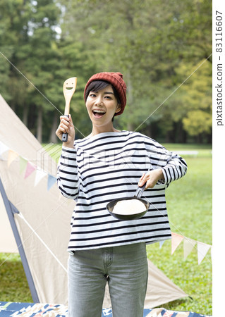 享受露營的年輕女人 83116607