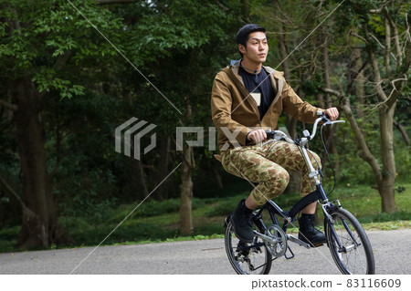 Young man enjoying cycling 83116609