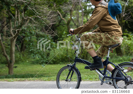 Young man enjoying cycling 83116668