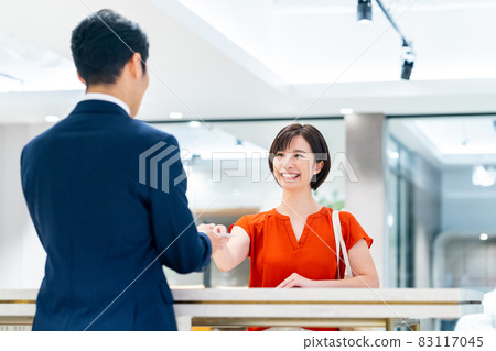 Young woman checking in at the hotel Photo cooperation: WEEK Shibadaimon (Sun Frontier Fudousan) 83117045