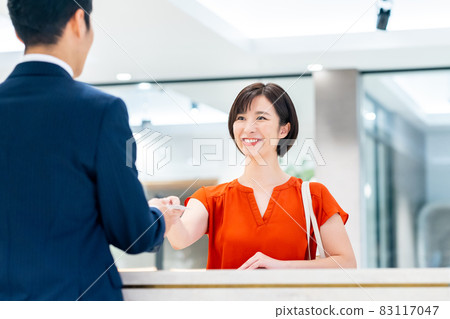 Young woman checking in at the hotel Photo cooperation: WEEK Shibadaimon (Sun Frontier Fudousan) 83117047