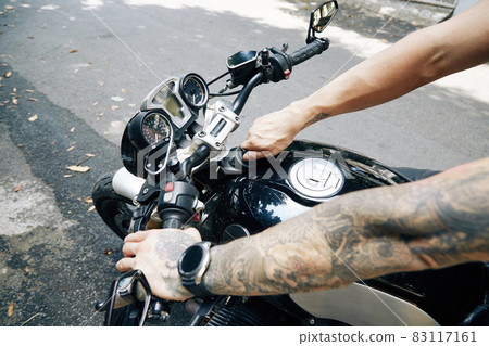 Motorcyclist Closing Fuel tTank 83117161