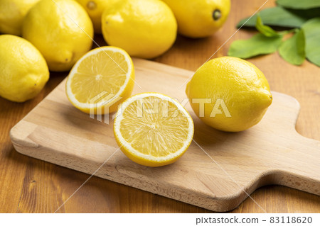 Lemon cut in half 83118620