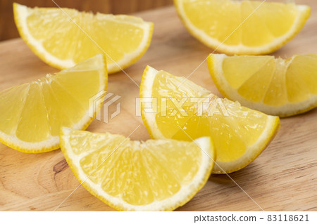 Cut lemon 83118621
