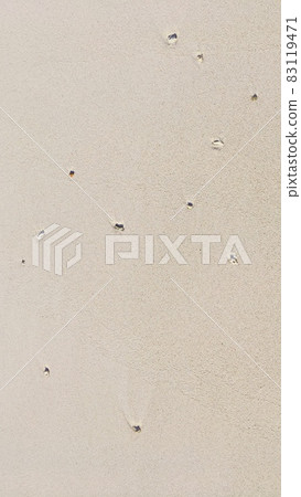 【圖文素材】白色沙灘上散落的鵝卵石 83119471