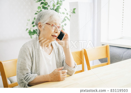 Elderly women using smartphones (in trouble) 83119503