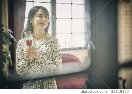 派對女性肖像 83119533