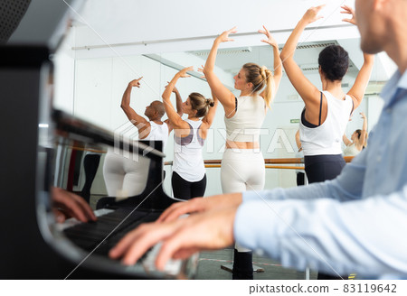 Paired ballet class at ballet school 83119642