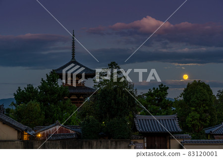 Ikaruga Town, Nara Prefecture, a harvest moon rising from the other side of the three-storied pagoda of Hokiji Temple, a World Heritage Site 83120001
