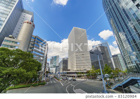 從梅田新道人行天橋看西梅田方向的街景 83120984