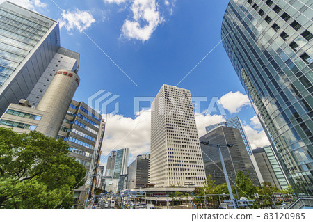 Cityscape in the direction of Nishi-Umeda seen from the pedestrian bridge of Umeda-Shimmichi 83120985