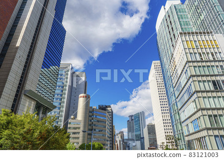 Cityscape in the direction of Nishi-Umeda seen from the pedestrian bridge of Umeda-Shimmichi 83121003