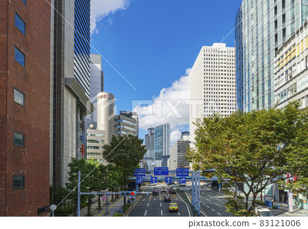 從梅田神道人行天橋看西梅田方向的城市景觀 從梅田神道人行天橋看西梅田方向的城市景觀 83121006