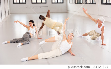 Group of artists rehearsing spectacle scene 83121127