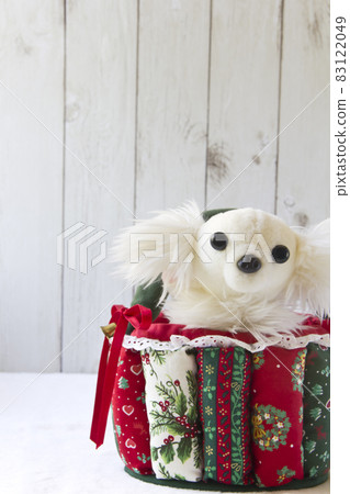 聖誕圖案小包和白色奇瓦瓦毛絨動物 83122049