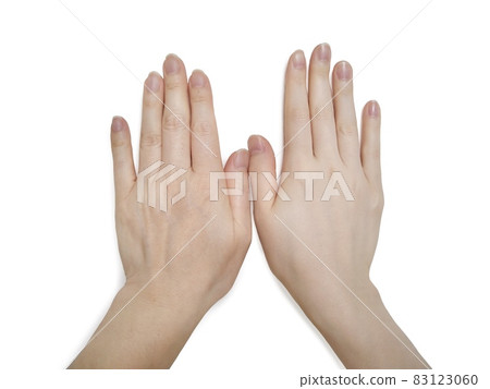 Female hands in their 50s and 20s Female hands in their 50s and 20s 83123060
