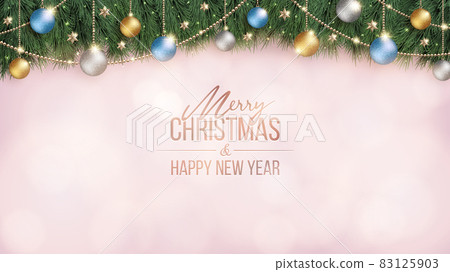閃閃發光的聖誕裝飾品和寬粉紅色模糊背景 83125903