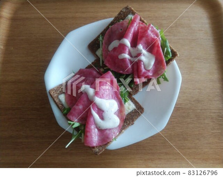 Two open sandwiches using mizuna and ham broth Two open sandwiches using mizuna and ham broth 83126796